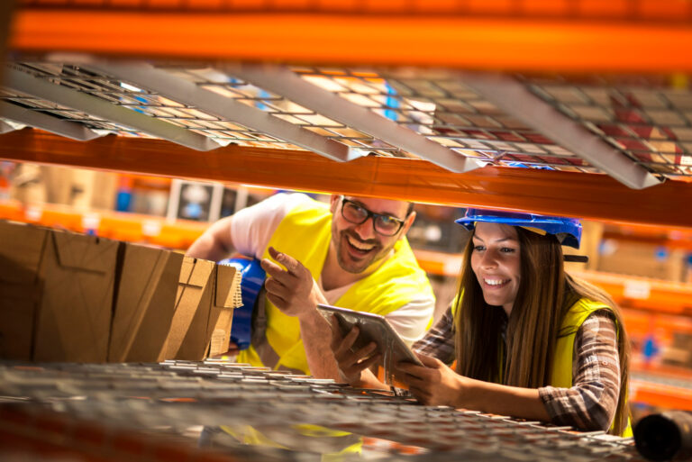 equipo técnico gestionando activos empresariales con etiquetas RFID